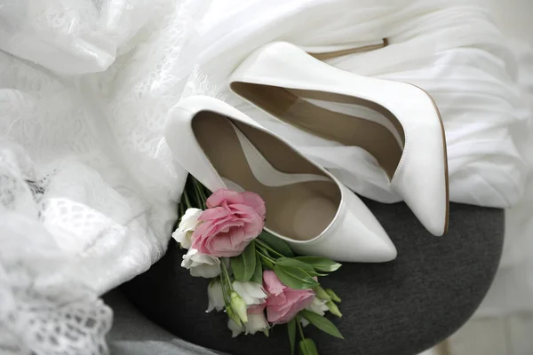 Par Zapatos Tacón Alto Blanco Flores Vestido Novia Silla Vista — Foto de Stock