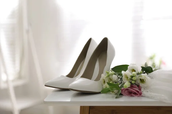 Par Zapatos Tacón Alto Blanco Flores Vestido Novia Mesa Interior — Foto de Stock