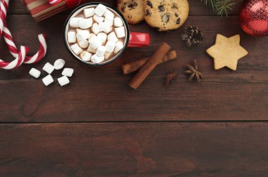 Lezzetli marshmallow kakaolu düz kompozisyon ve ahşap masa üzerinde Noel dekorasyonu. Metin için boşluk