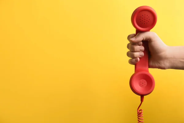 Vista Perto Mulher Segurando Telefone Com Fio Vermelho Fundo Amarelo — Fotografia de Stock