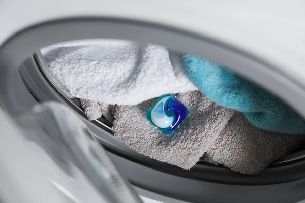 Απορρυπαντικό Πλυντηρίου Κάψουλα Και Πετσέτες Στο Τύμπανο Του Πλυντηρίου Closeup — Φωτογραφία Αρχείου