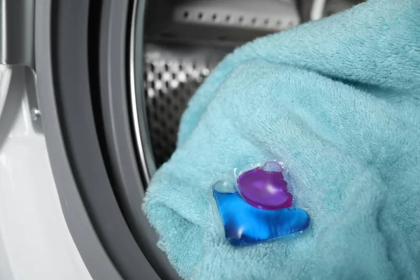 Tvättmedel Kapsel Och Handduk Tvättmaskin Trumma Närbild — Stockfoto
