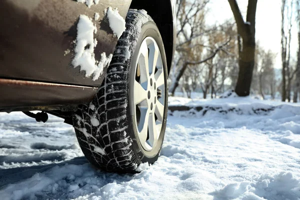 车与冬季轮胎在雪地的道路上 特写镜头 案文的篇幅 — 图库照片