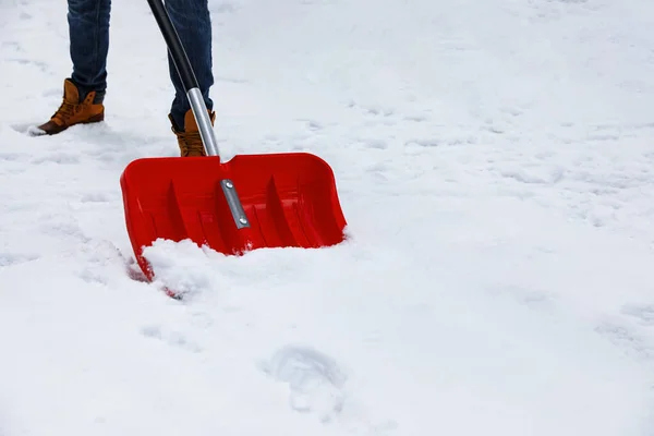 冬の日に屋外のシャベルで雪を除去する男 クローズアップ — ストック写真