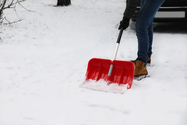 Mann Beseitigt Schnee Mit Schaufel Nahe Auto Freien Einem Wintertag — Stockfoto