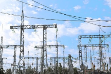 Güneşli bir günde modern elektrik santrali.