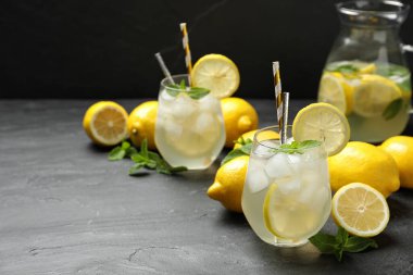 Gri masadaki naneli doğal limonata, yazı için yer. Yaz ferahlatıcı içecek