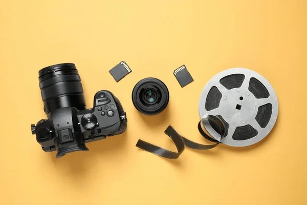 Platte Lay Compositie Met Camera Video Productie Apparatuur Gele Achtergrond — Stockfoto