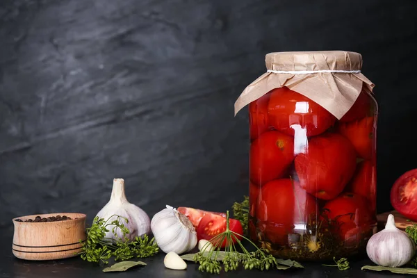 Glazen Pot Met Gepekelde Tomaten Ingrediënten Zwarte Tafel Ruimte Voor — Stockfoto