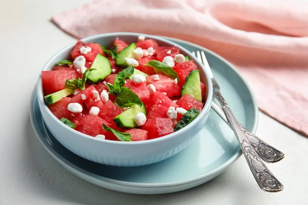 Köstlicher Salat Mit Wassermelone Gurke Und Käse Auf Weißem Tisch — Stockfoto