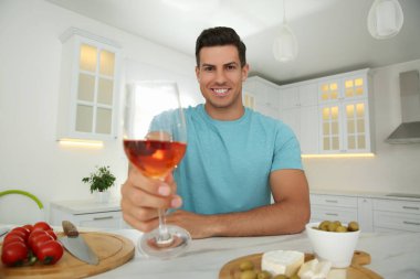 Evde online video konferansı yaparken şarap içen bir adam, web kamerasından görüntü. Koronavirüs salgını sırasında sosyal mesafeler