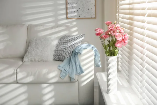客厅窗户边的白色花瓶 开着美丽的花朵 — 图库照片