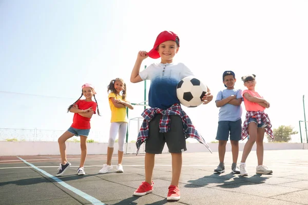 Crianças Bonitos Com Bola Futebol Quadra Esportes Dia Ensolarado Campo — Fotografia de Stock