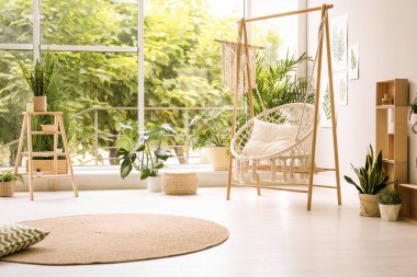 Şık bir odada rahat bir hamak sandalyesi. İç mimari