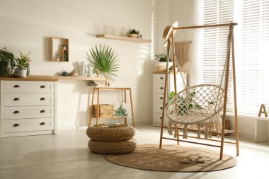 Şık bir odada rahat bir hamak sandalyesi. İç tasarım