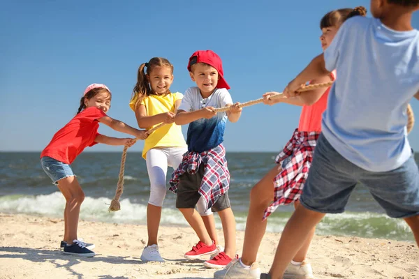 Crianças Bonitos Puxando Corda Durante Puxão Jogo Guerra Praia Campo — Fotografia de Stock