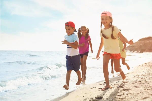 Χαριτωμένα Παιδιά Απολαμβάνουν Ηλιόλουστη Μέρα Στην Παραλία Θερινή Κατασκήνωση — Φωτογραφία Αρχείου