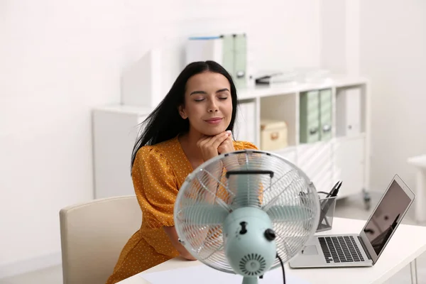 Junge Frau Genießt Luftstrom Aus Ventilator Arbeitsplatz — Stockfoto