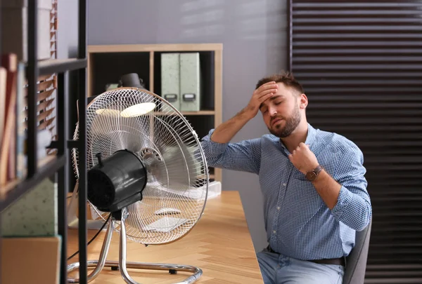 Uomo Che Soffre Calore Davanti Ventilatore Sul Posto Lavoro — Foto Stock