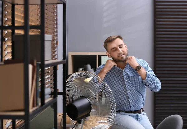 Hombre Disfrutando Del Flujo Aire Del Ventilador Lugar Trabajo — Foto de Stock