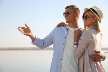 Mutlu çift yaz günü dışarı çıkıyor.