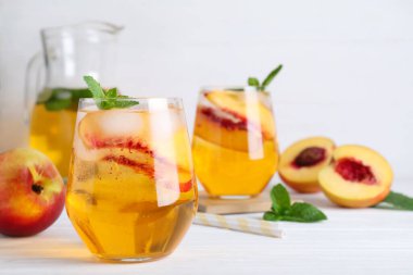 Soda ve ahşap masadaki malzemelerle yapılmış lezzetli şeftalili limonata. Metin için boşluk