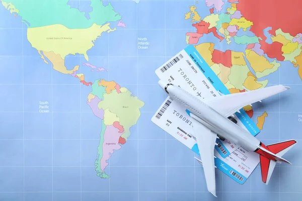 Παιχνίδι Αεροπλάνο Και Εισιτήρια Στον Παγκόσμιο Χάρτη Επίπεδη Lay Έννοια — Φωτογραφία Αρχείου