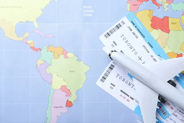 Παιχνίδι Αεροπλάνο Και Εισιτήρια Στον Παγκόσμιο Χάρτη Επίπεδη Lay Έννοια — Φωτογραφία Αρχείου