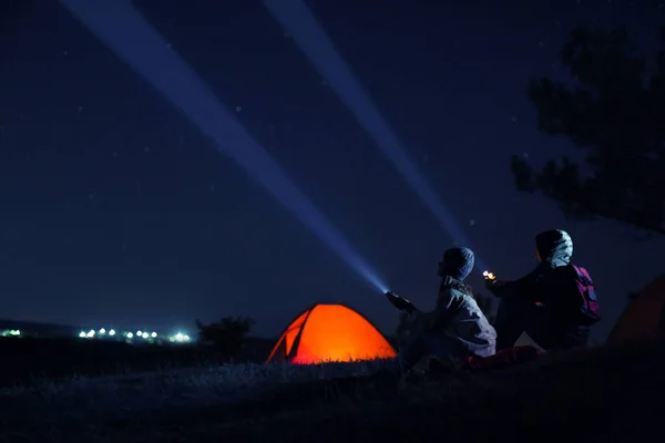 Couple Avec Lampes Poche Près Tente Camping Plein Air Nuit — Photo