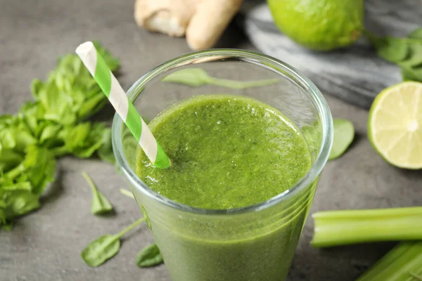 Succo Verde Ingredienti Freschi Sulla Tavola Grigia Primo Piano — Foto Stock