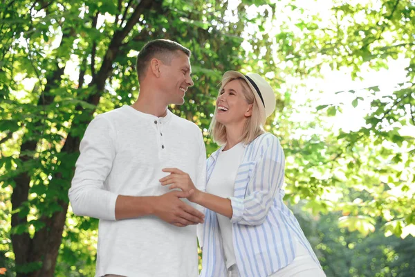 Casal Feliz Andando Longo Parque Dia Verão — Fotografia de Stock