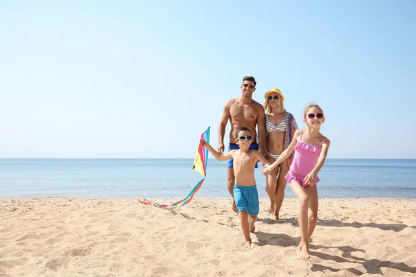 Familia Feliz Con Cometa Playa Día Soleado —  Fotos de Stock