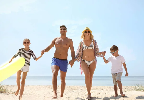 Familia Con Anillo Inflable Playa Día Soleado —  Fotos de Stock
