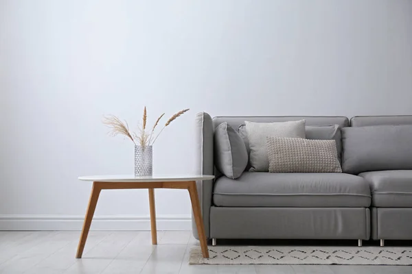 Sofá Gris Con Almohadas Cerca Pared Blanca Elegante Salón Interior — Foto de Stock