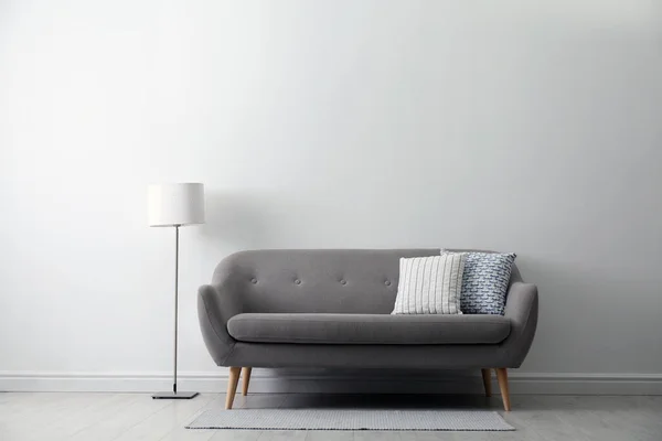 Graues Sofa Mit Kissen Nahe Weißer Wand Stilvollen Wohnzimmerinterieur — Stockfoto