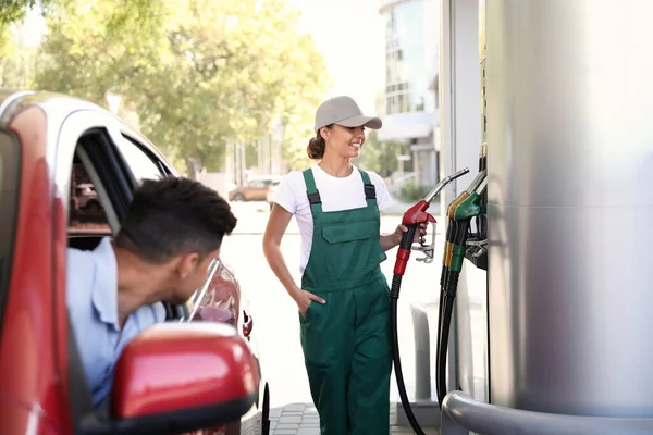 Jonge Werknemer Tanken Auto Bij Modern Tankstation — Stockfoto