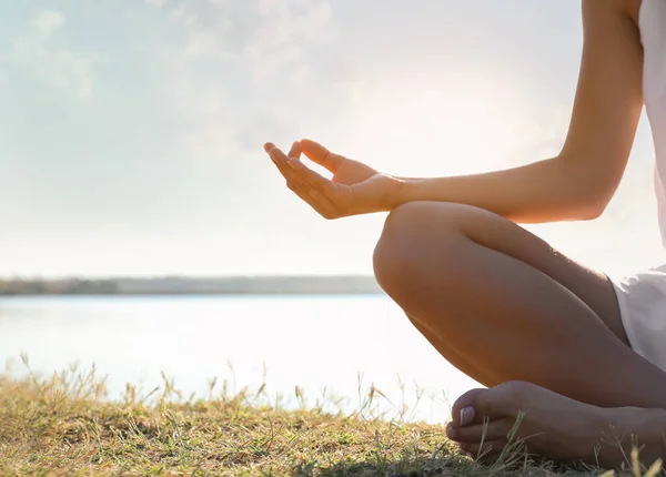 Mujer Joven Meditando Cerca Del Río Atardecer Vista Cerca Con — Foto de Stock