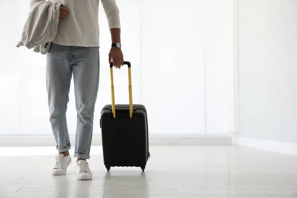 Hombre Con Maleta Negra Aeropuerto Espacio Para Texto — Foto de Stock