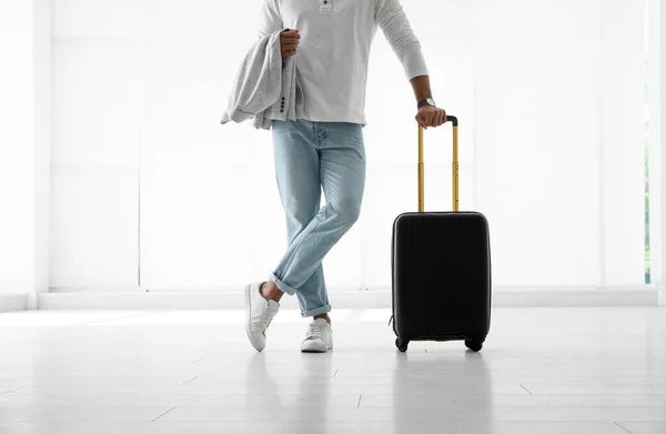 Férfi Fekete Utazási Bőrönddel Repülőtéren — Stock Fotó