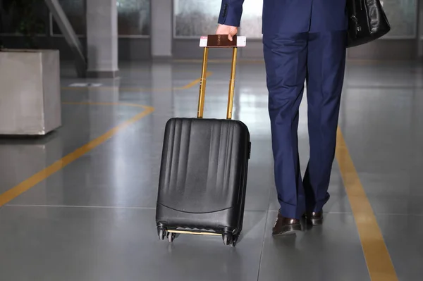 Üzletember Fekete Bőrönddel Repülőtéren — Stock Fotó
