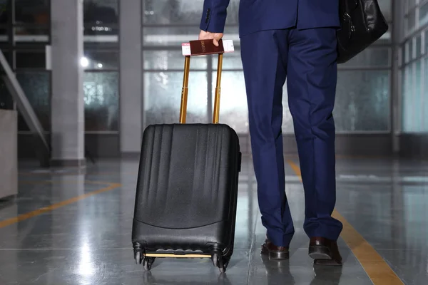 Üzletember Fekete Bőrönddel Repülőtéren — Stock Fotó
