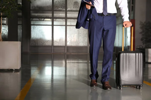 Empresário Com Mala Viagem Preta Aeroporto Espaço Para Texto — Fotografia de Stock