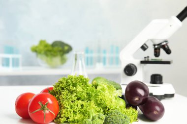 Laboratuvarda farklı taze sebzeler, yazı için yer var. Zehir saptama