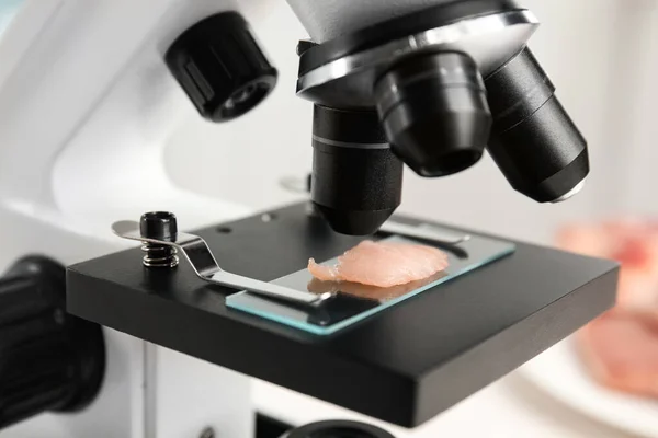 Schuif Met Vleesmonster Microscoop Laboratorium Close Vergiftigingsdetectie — Stockfoto