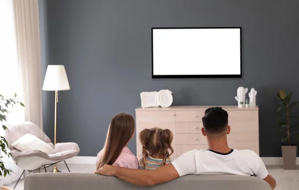 Rodzina Ogląda Telewizję Kanapie Domu Widok Tyłu — Zdjęcie stockowe