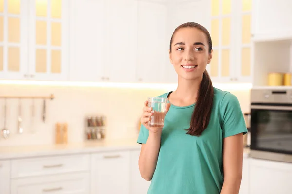 Giovane Donna Che Tiene Bicchiere Acqua Pura Cucina Spazio Testo — Foto Stock