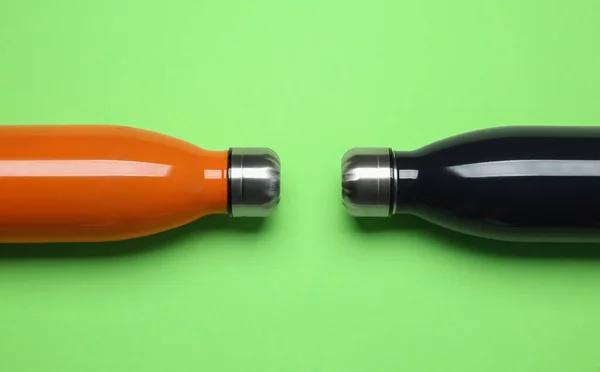 Diferentes Botellas Termo Sobre Fondo Verde Plano — Foto de Stock