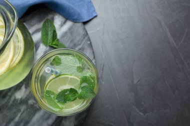 Soda ve gri masada taze nane şekeri ile yapılmış nefis bir limonata. Metin için boşluk