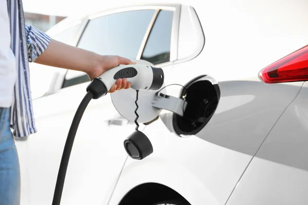 Mujer Insertando Enchufe Enchufe Del Coche Eléctrico Estación Carga Primer — Foto de Stock