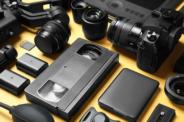 Samenstelling Met Camera Video Productie Apparatuur Gele Achtergrond — Stockfoto